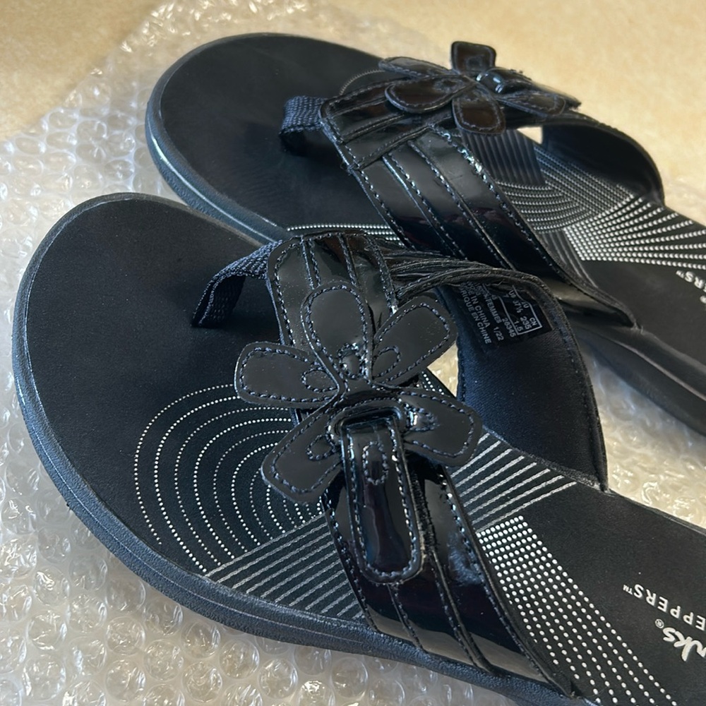 Clark’s cloud steppers flip flops black
